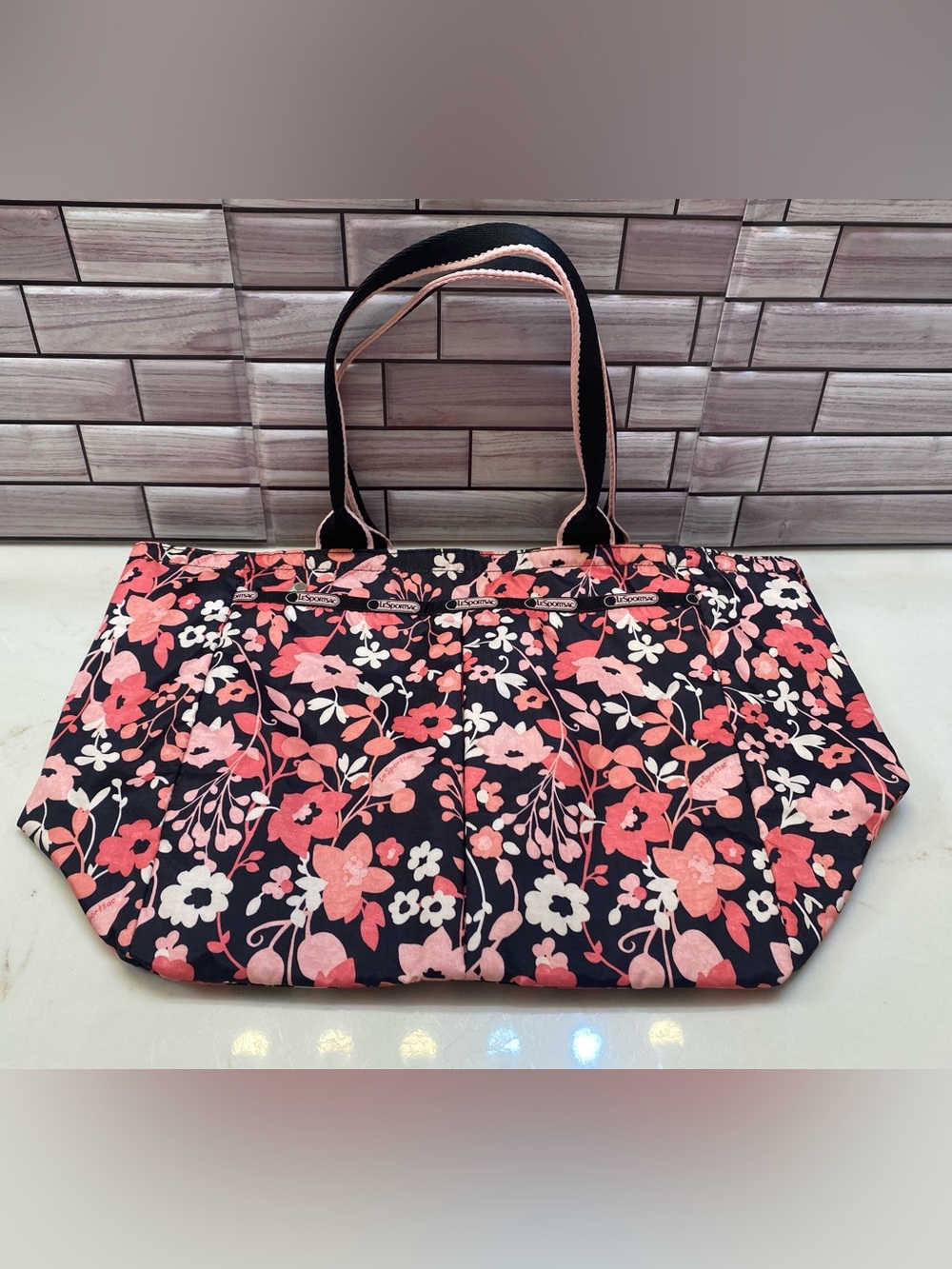 Le sportsac ❤️Everygirl Tote bag 11x13”Pink floral pattern /Black & Pink